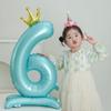 Duże samostojące balony foliowe w kształcie korony i cyfr dla dzieci na urodziny lub imprezę świąteczną, jako dekoracje i rekwizyty do zdjęć