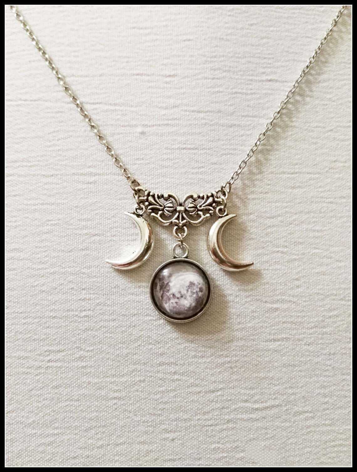 

Gothic Temperament Triple Moon Goddess Red Crystal Moon Pendant Necklace for Women Halloween Witchcraft Worshipper Magic Jewelry