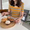 Koreanisches, energiegeladenes Mädchen, Sommer, schmale Passform und vielseitiges, bunt gestreiftes Strickhemd mit Rundhalsausschnitt, kurzärmeliges T-Shirt