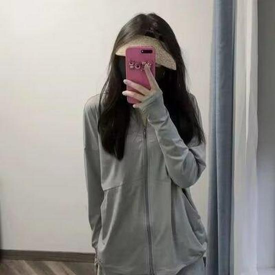 

Трендовая женская солнцезащитная куртка из ледяного шелка с защитой от УФ-лучей - Легкая, дышащая, летняя верхняя одежда свободного кроя L темно-серого