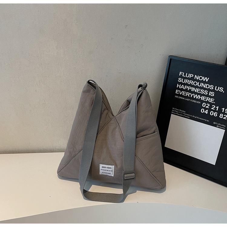 

2025 summer new niche design fashionable and versatile large-capacity tote bag women s daily commuting shoulder messenger bag сірий колір