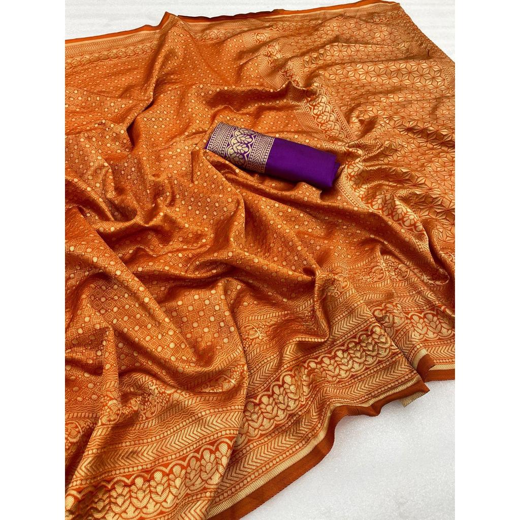 Seiden-Sari aus dem ALMAARI-Store ist mit wunderschönen Zari-Arbeiten in Form traditioneller Motive verziert.