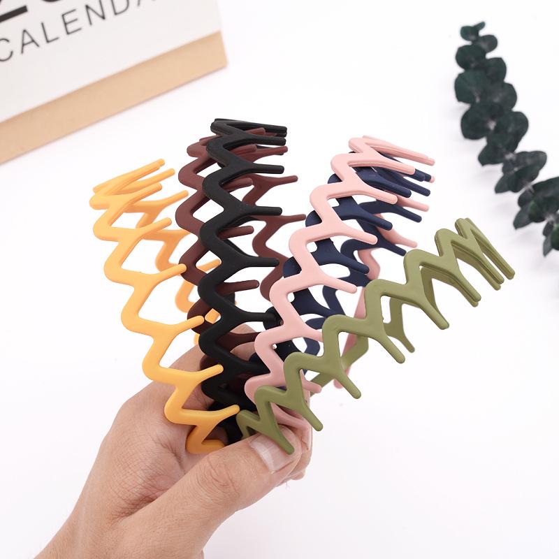 Matte Morandi Wave Hairband for Women: Versatile Sawtooth Clip for Makeup, Face Washing, Secure Hold for Fine Hair.