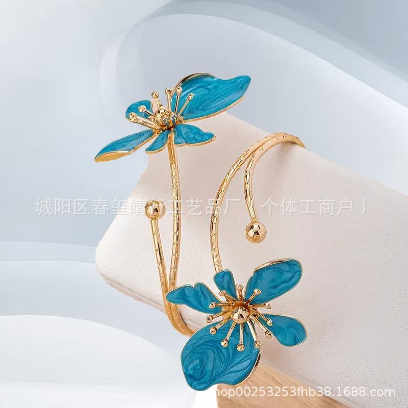 Eleganter und schlichter Stil, frisches und süßes Design, goldener Blumen-Armreif, Premium für Feiertagsbankett