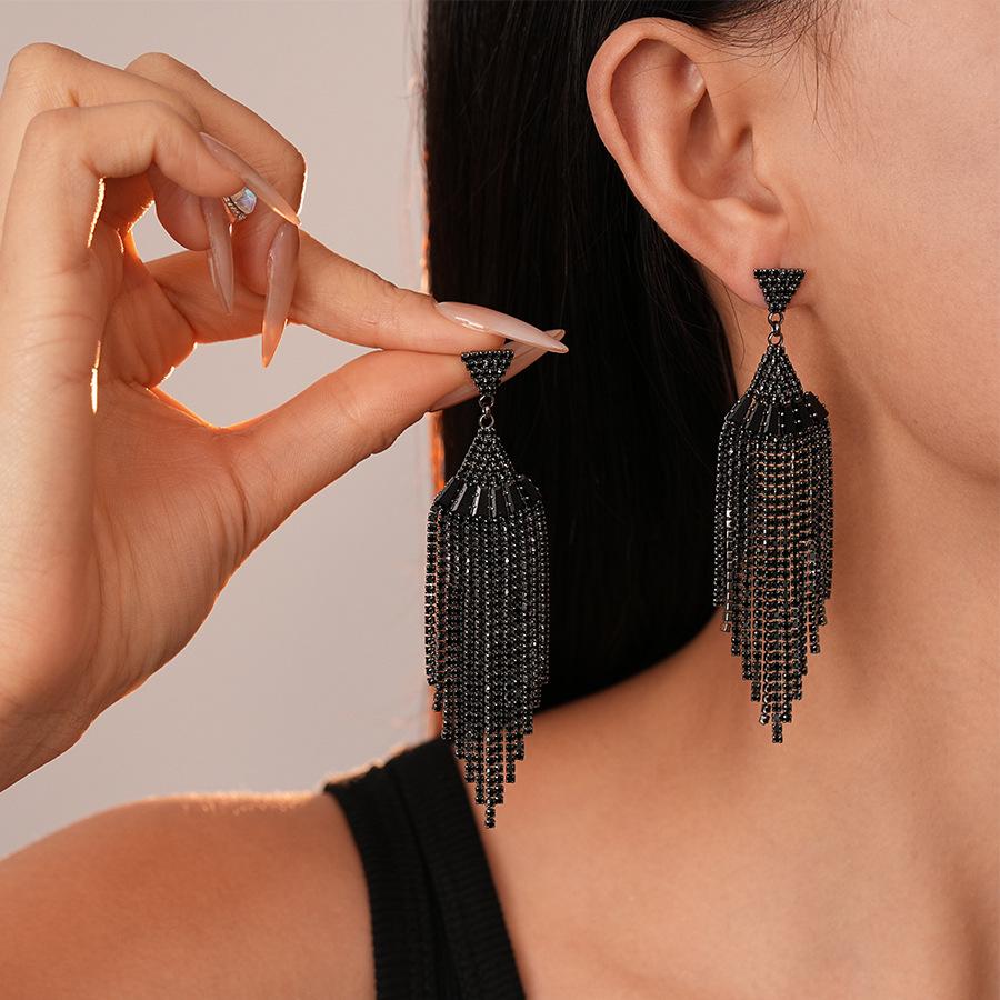 Srebrne Kolczyki Sztyfty z Kwiatem Czarnego Diamentu i Geometrycznym Frędzlem - Elegancki, Luksusowy, Wysokiej Klasy Design dla Kobiet