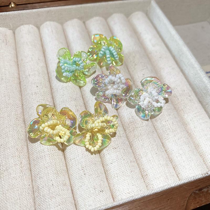 Woven rice bead flower stud earrings are small, exquisite, fashionable, simple wind earrings, niche sweet wind earrings.