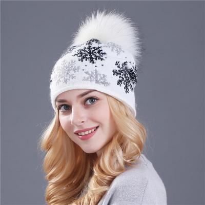Gorro de punto para mujer con mezcla de lana y pelo de conejo con copo de nieve y pompón de 15 cm de auténtico pelo de mapache