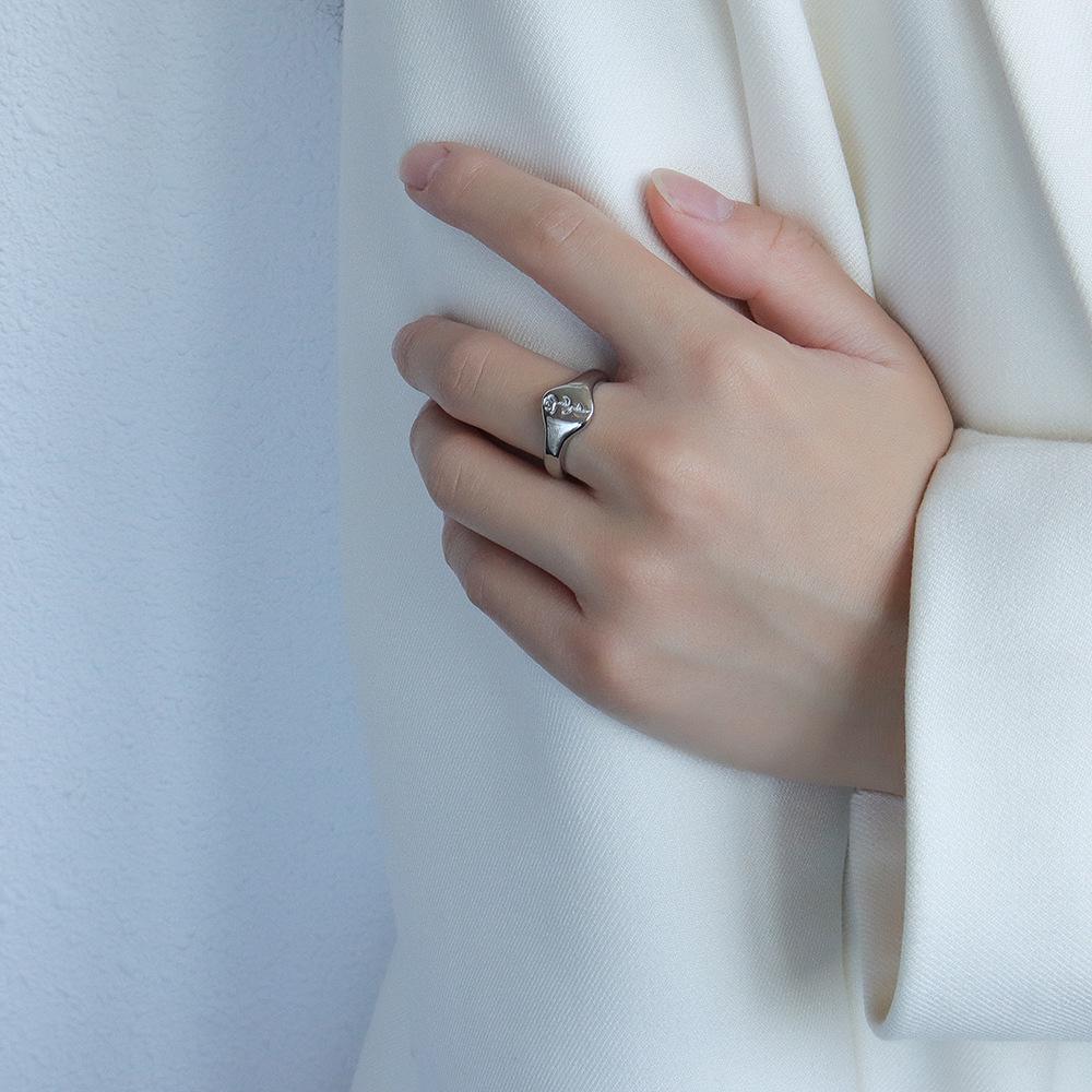 European & American Fashionable Retro Rose Texture Ring, Women's 18K Gold-Plated Titanium Steel Index Finger Jewelry.