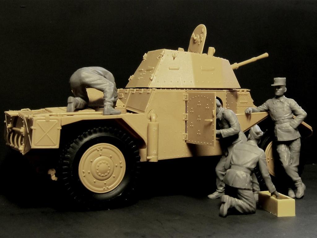 ICM 1/35 French Armored Car Crew (1940) 35615 Plastic Model