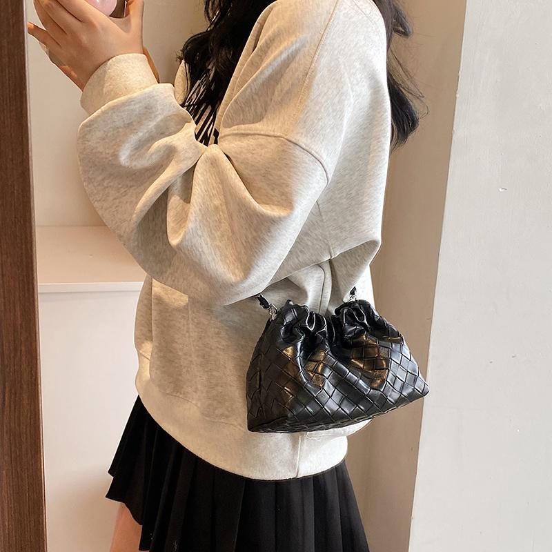 Новая женская модная однотонная плиссированная сумка — фото 3