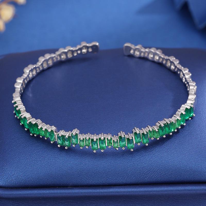 2025 High-End Geometrisches Zirkonia-Eingefasstes Unregelmäßiges Armband für Damen - Nischenhafter Cooler Stil, Vielseitiges Design