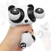 Panda regardant le jouet de décompression par pincement de la main