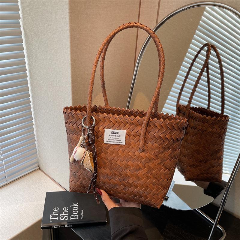 Large-capacity Woven Straw Bag Women's New Versatile Contrasting Shoulder Bag High-end Seaside Beach Bag