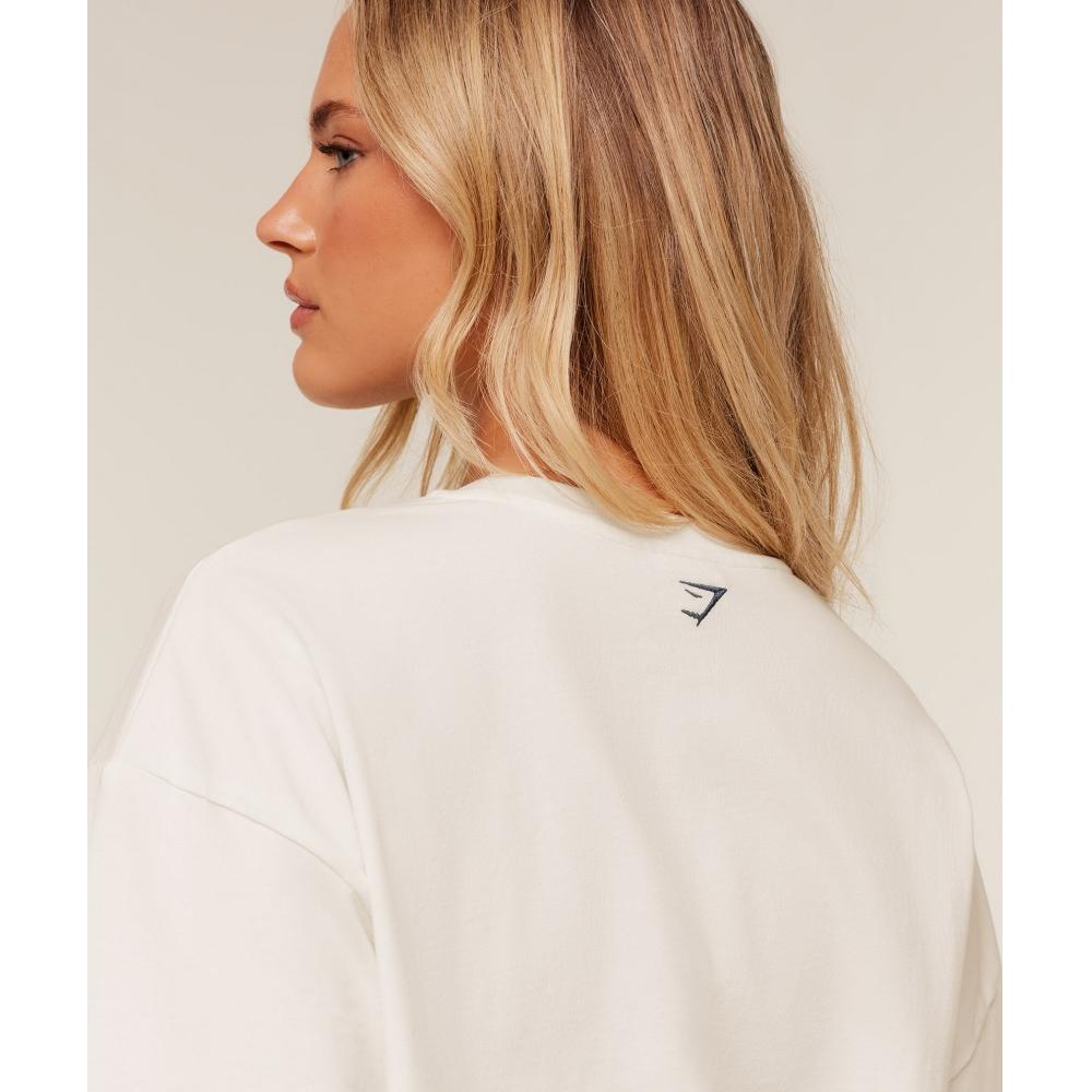 Gymshark CollegiaTe Graphic T shirT Gs sofT whiTe B4c7w Wcmy