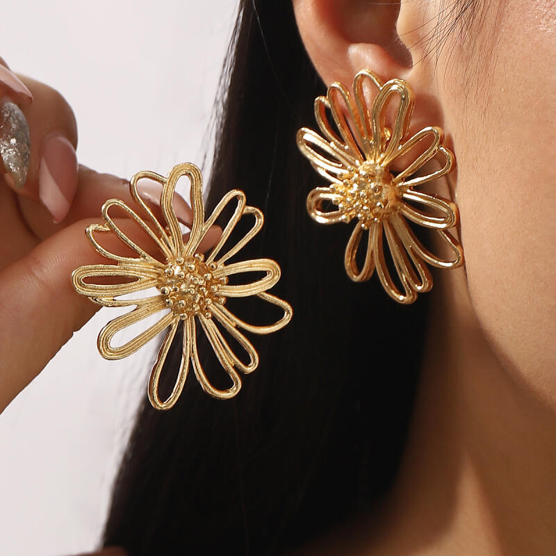 Retro Exaggeration Hollow Large Flower Earrings for Women Ladies Bohemian Personality Stud Earrings Jewelry Vacation Accessories