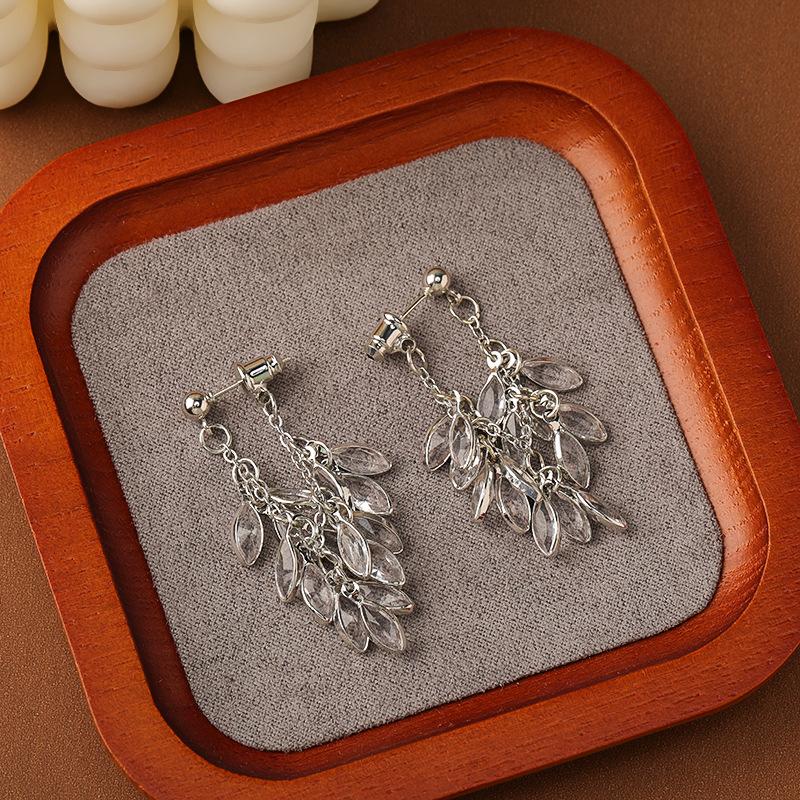 

Super Flash Leaf Water Drop Fringed Zircon Earrings Women S Light Luxury High-End Sense Popular Earrings Are Not Picky And Show Your Face Thin Earring