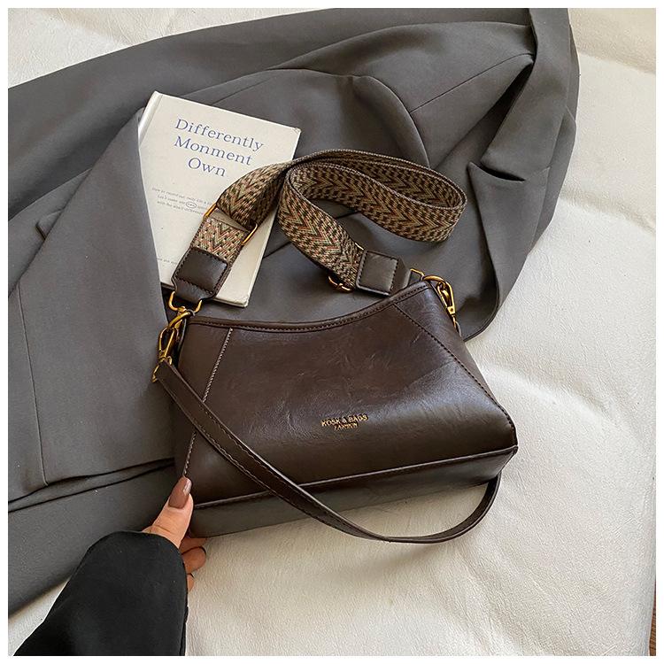 

Нишевая ретро сумка под мышкой женская 2025 новая большая вместительная на плечо для работы модная универсальная сумка-тоут мессенджер