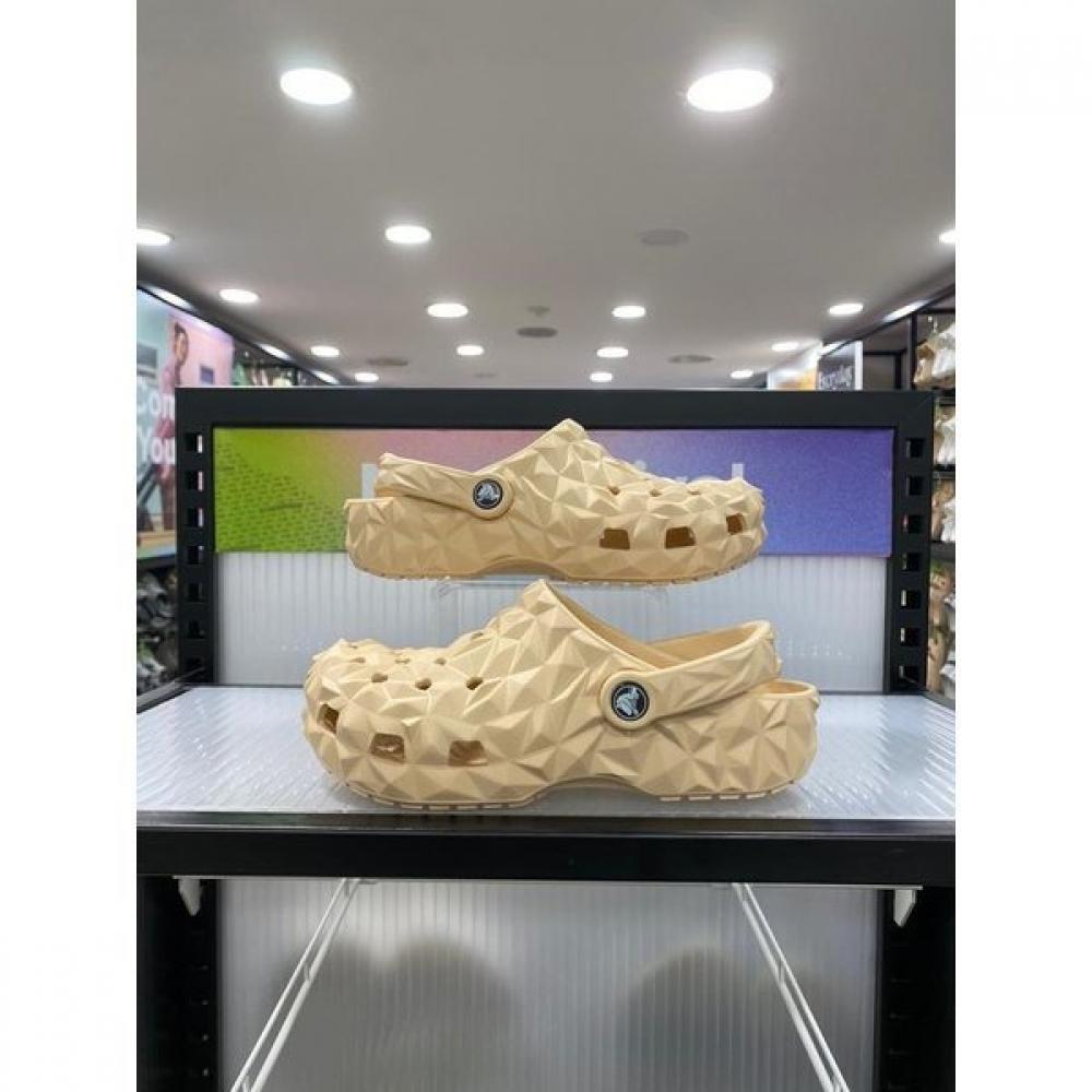 

Crocs Classic Geometric Clog 209563 2ds Shitake shitake/230