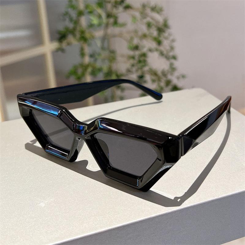 

Stylish Retro Style Rhombus Cat Eye Sunglasses For Women For For Men Trend Sunlight Eyeglasses Punk Premium Designer Big Frame Eyeglasses UV400