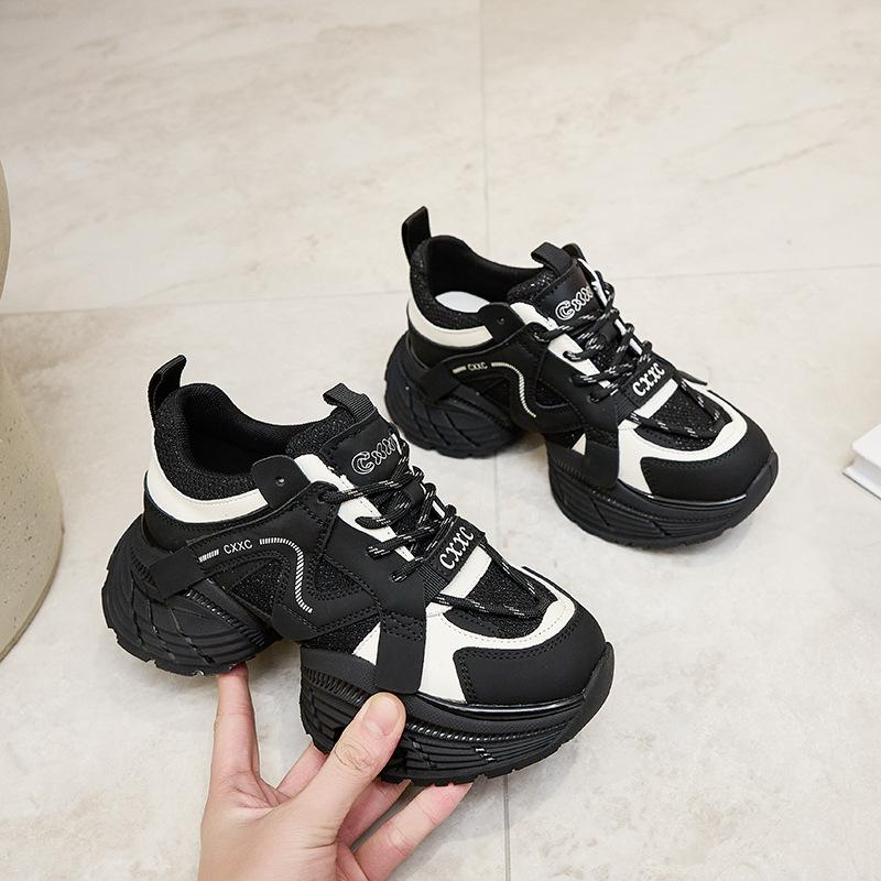 

Женские кроссовки на толстой подошве, легкие кожаные маленькие белые туфли на мягкой подошве, весна 2025, новые, с внутренней высотой, маленькие одинарные туфли 40 бежевый