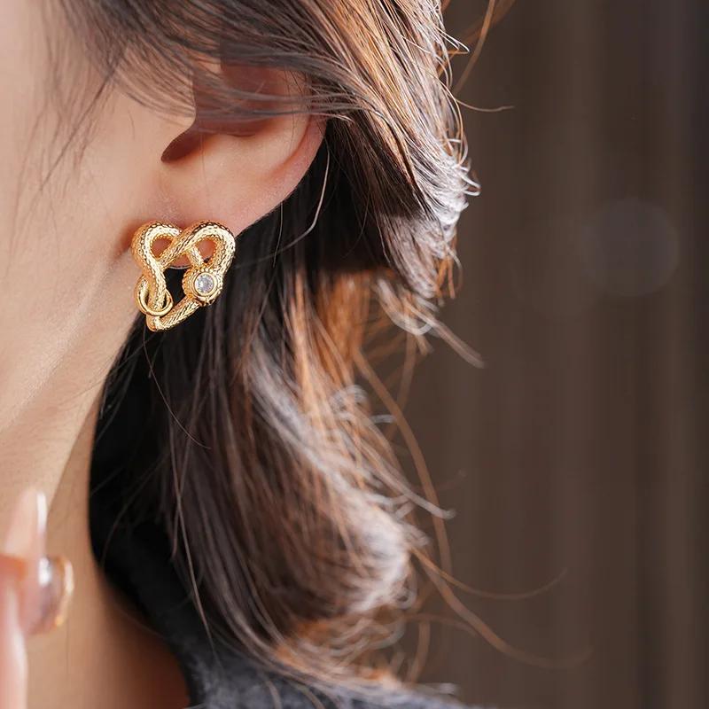 Zinc Alloy Needle Love Snake Earrings for Women Personalized Stud Earring High End and Fashionable Gold Plating Jewelries