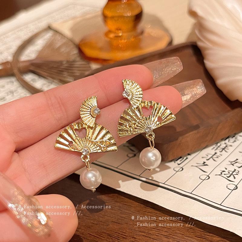Chinese Retro Metallic Fan-Shaped Pearl Earrings with S925 Silver Needle – Elegant, Luxurious and Versatile Design.
