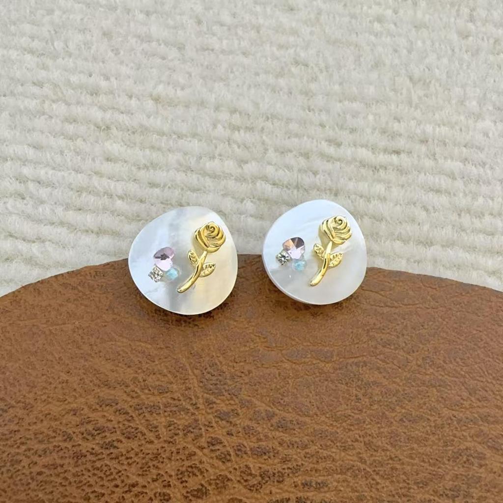 Fresh Seashell Flower Stud Earrings: Exquisite Minimalist Fashion for Women