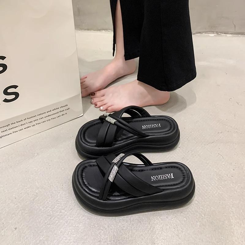 

Шлепанцы на толстой подошве со стразами женская уличная обувь 2025 лето новинка девушки универсальные с юбкой нескользящие сандалии с ощущением высокого класса 40 чёрный