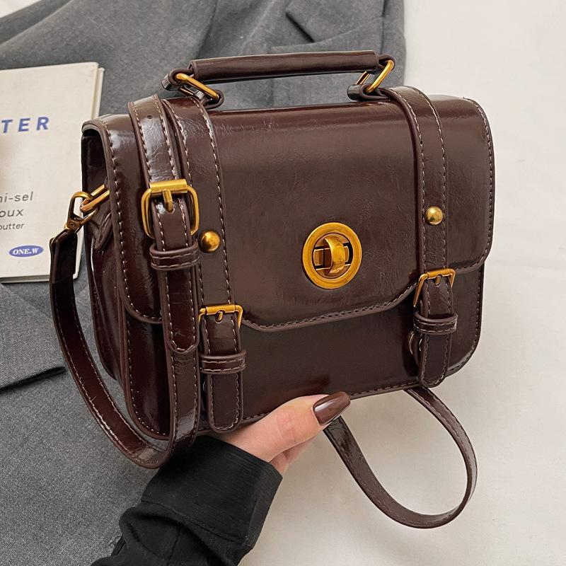 Super fire small bag women's autumn and winter versatile 2025 new retro messenger messenger bag fashionable portable Cambridge small square bag