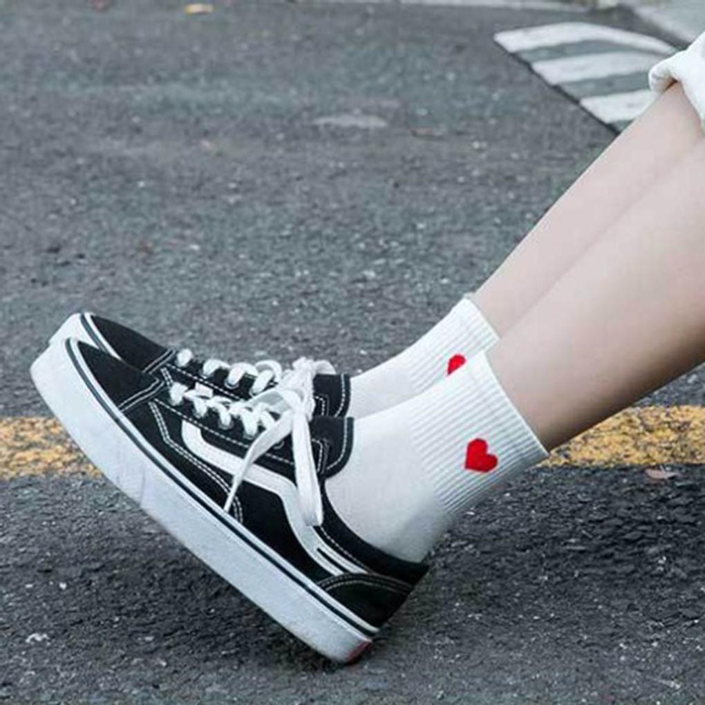 20 pairs of heart-shaped women's mid-calf socks (white) for students