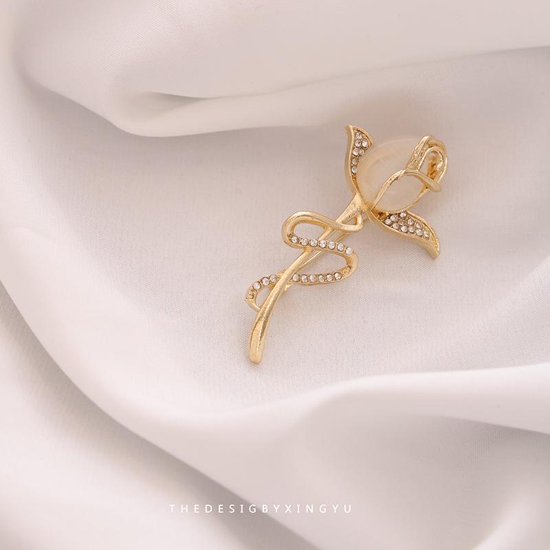 Broche Elegante de Pérola Dourada e Espiga de Trigo: Acessório Versátil e de Alta Qualidade para Mulheres