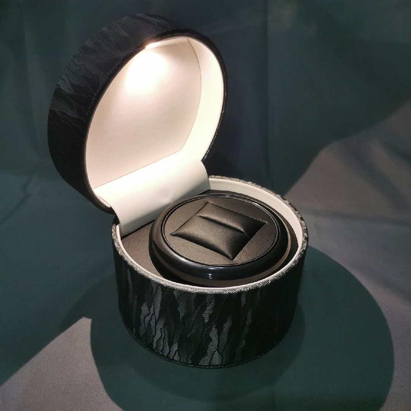 Luxury Rotating Ring Box Display Stand with White LED Light Wedding Rings Box Professional Diamond Ring Displays Jewelry Storage