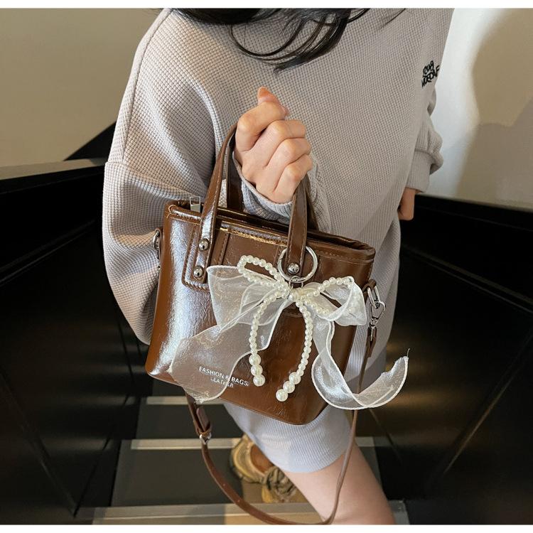 Сегодняшние популярные маленькие сумки — это новые модные универсальные женские сумки-мессенджеры, изысканные портативные сумки-ведра.