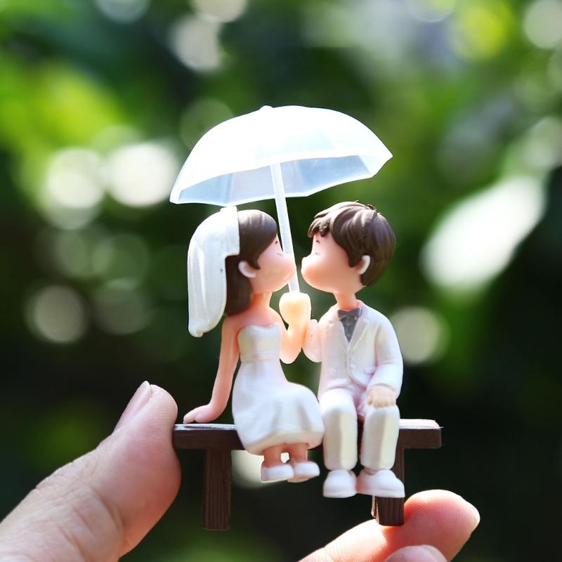 Charm Holding Umbrella Lover Statue Figurine Miniature Figure For Wedding Party and Home Shelf Display Decoration