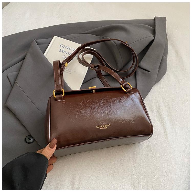 

2025 new simple fashion handbag retro personalized ins shoulder bag women s fashion high value messenger bag women