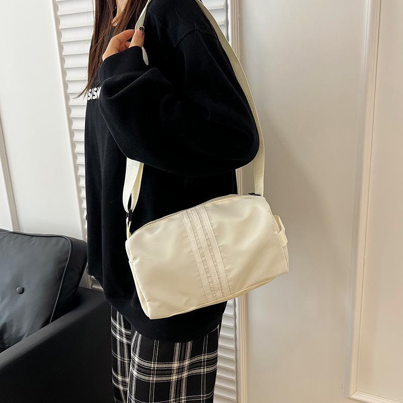 Mini-Duffle-Tasche aus Nylon mit drei vertikalen Streifen, verstellbarer breiter Gurt, lässige Sport-Umhängetasche für tägliches Fitness-Reisen