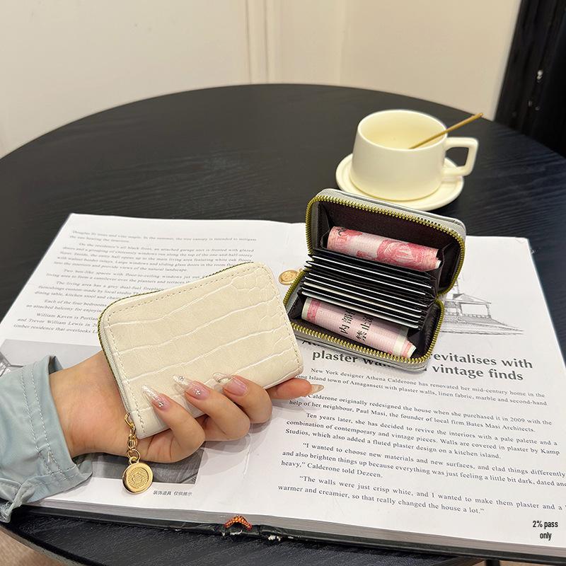 Женский роскошный кожаный держатель для карт и кошелек 2025 года с отделениями для нескольких карт монетницей и дизайном-клатчем 687₽