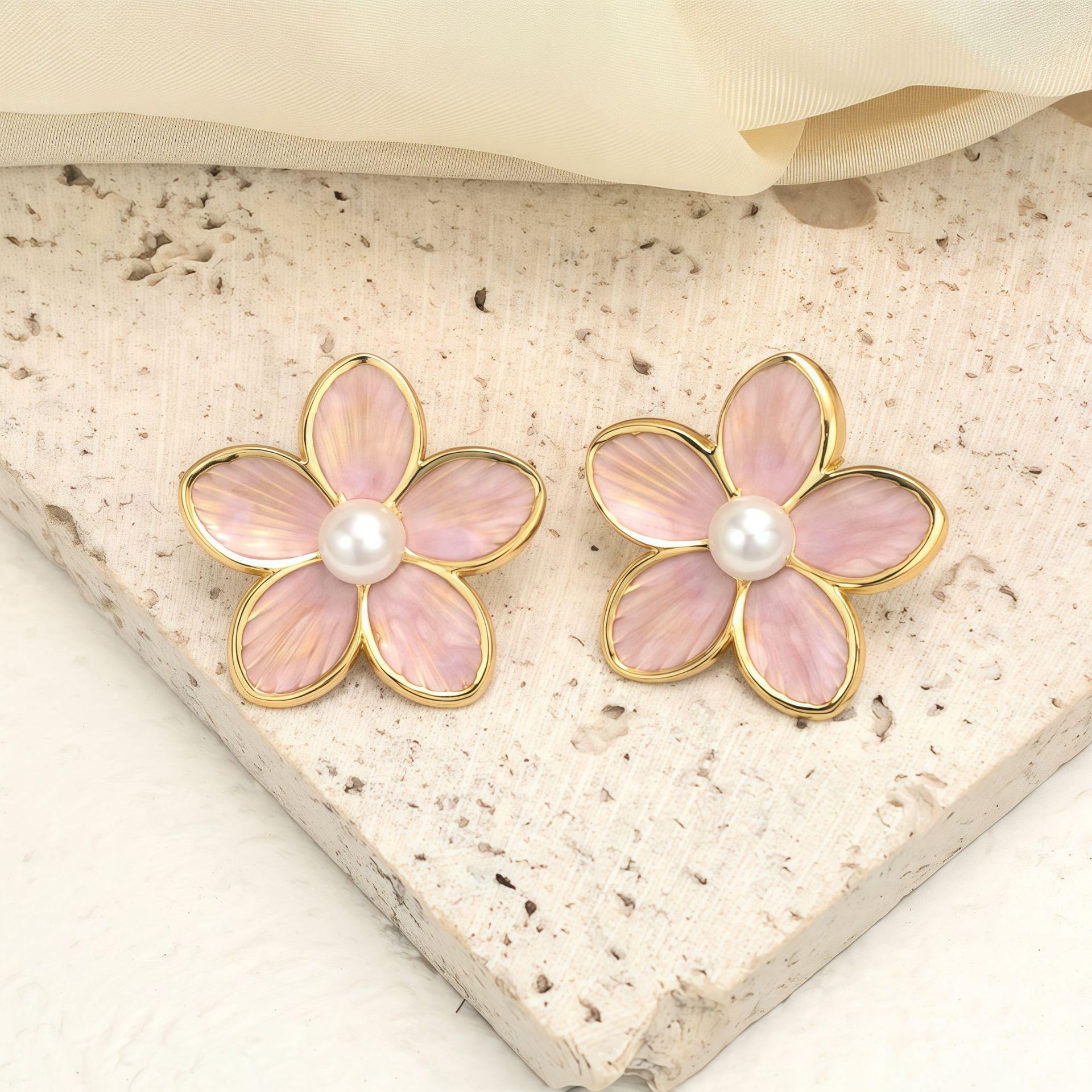 Серьги-пусеты из нержавеющей стали с жемчугом и лепестками - Модные и универсальные