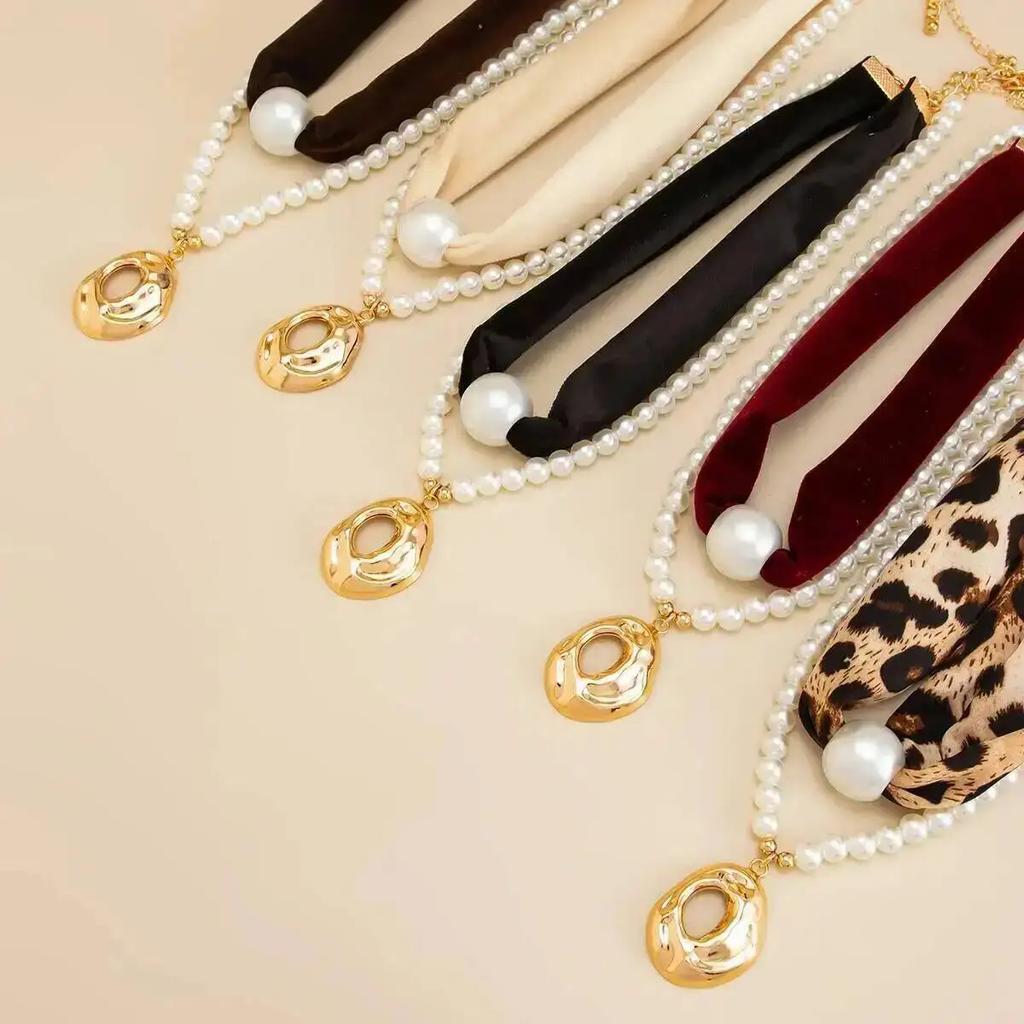 2026 Fashion 2Pcs Retro Leopard Print Velvet Imitation Pearl Necklace Women Trend Geometric Metal Pendant Choker Jewelry Gift