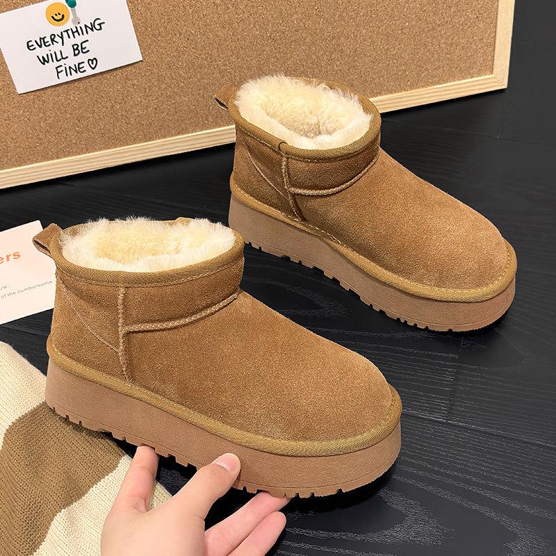 

Женские зимние ботинки: Сделано из коровьей замши, с верхом из натуральной шерсти и стелькой с 30% шерсти для дополнительного тепла. 36