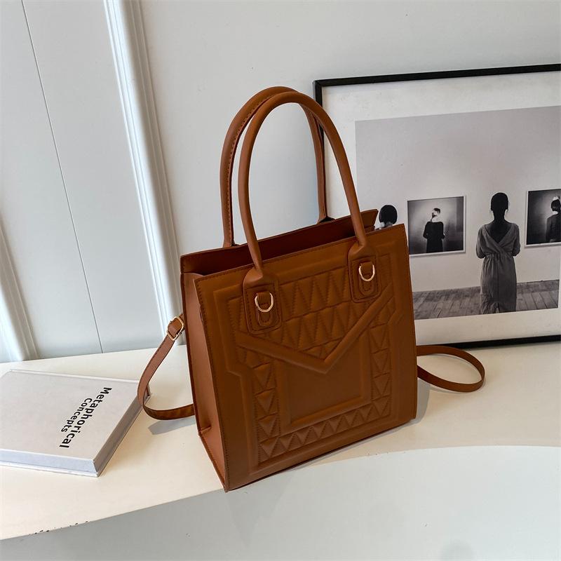 

Индентация свежая и милая мода однотонный повседневный 2025 зимний дизайн повседневная на плечо портативная маленькая квадратная женская сумка коричневый