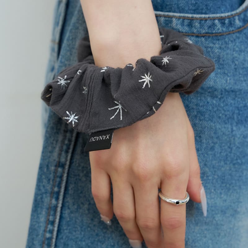 XANADU SPARKLE SCRUNCHIE_GREY