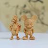 Thuja Wood Zodiac Animals: Rzeźbione wisiorki z motywem Kaczora Donalda i Myszki Miki.