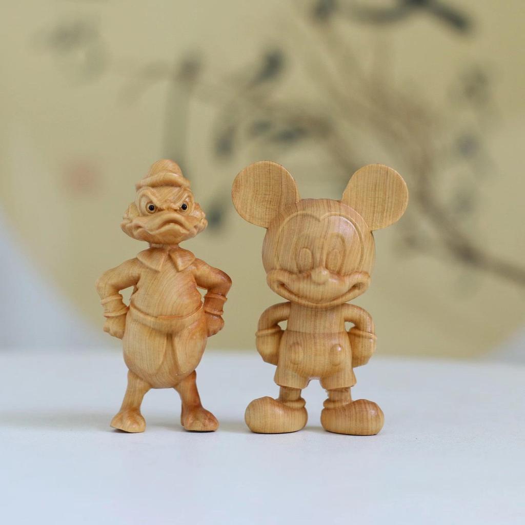 Thuja Wood Zodiac Animals: Rzeźbione wisiorki z motywem Kaczora Donalda i Myszki Miki.
