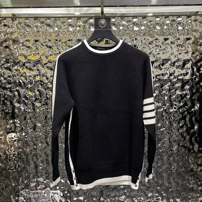 

Мужской приталенный вязаный свитер с круглым вырезом в корейском стиле - Зимняя коллекция, универсальный и стильный. XL чёрный