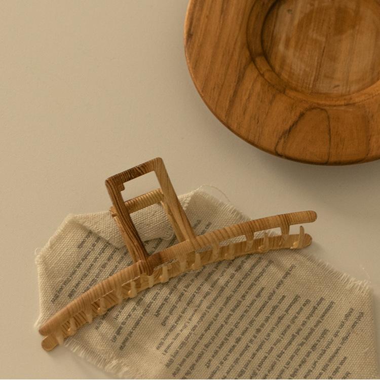 

Заколка для волос с необычной текстурой дерева