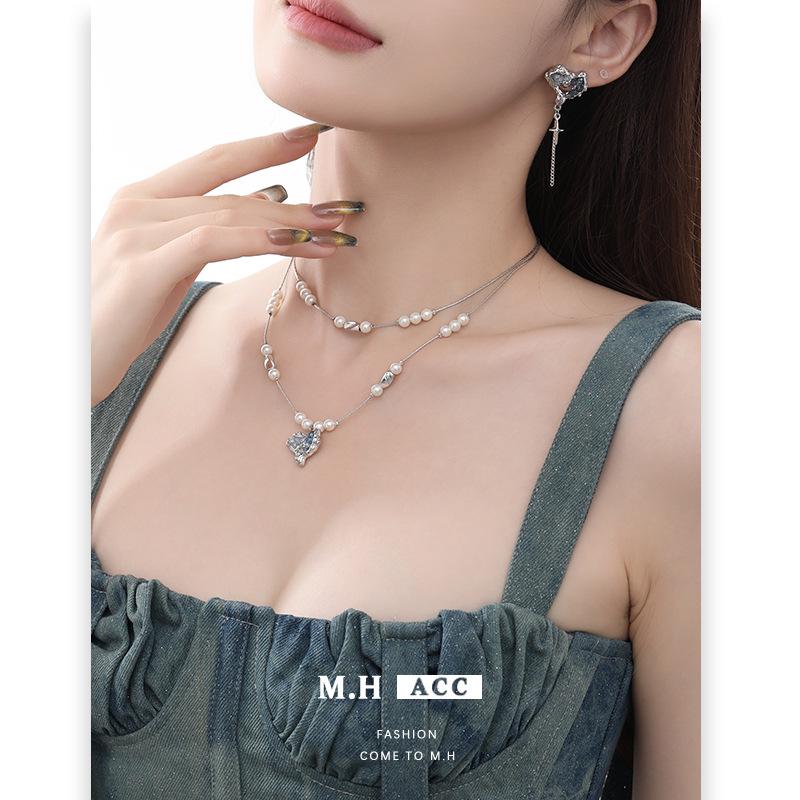 Blue & White Gradient Crushed Ice Heart Necklace - Women's Light Luxury Niche Clavicle Chain, Cool Original Design.