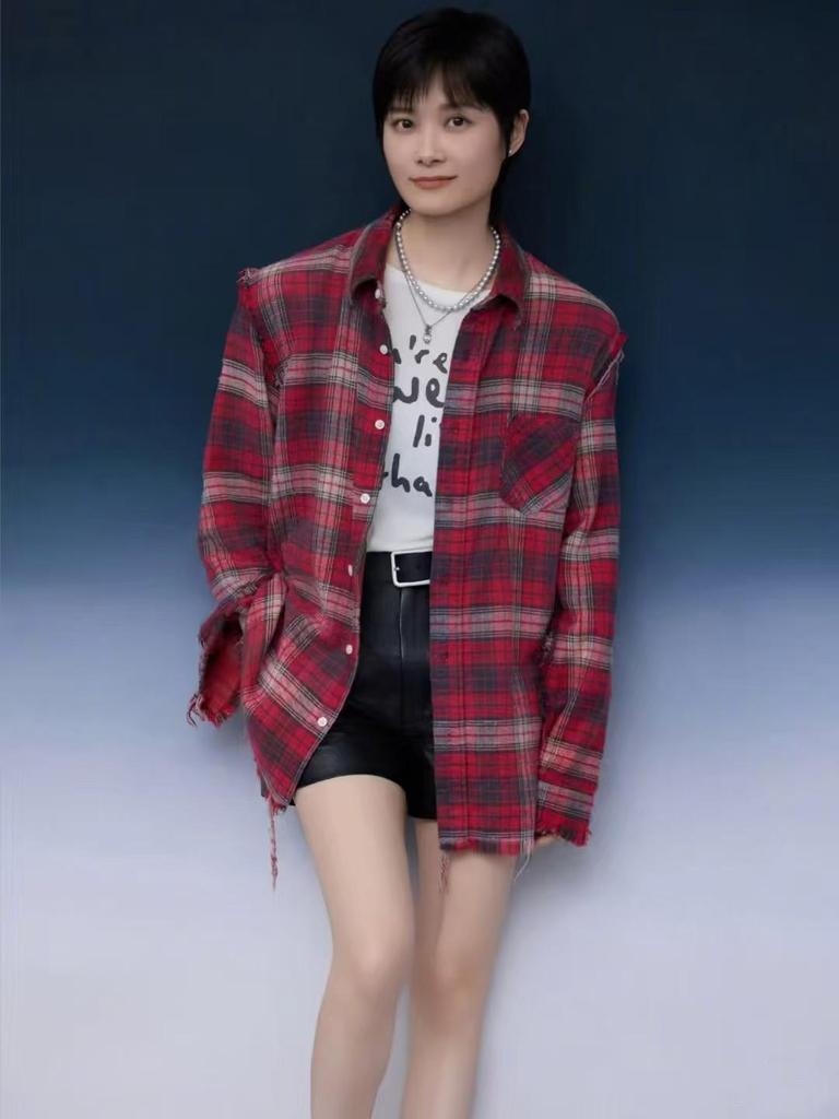 Chemise pour femme à carreaux rouge et noir, coupe ample et décontractée avec ourlet brut effiloché, série Nanyou 13 de Shenzhen - Style Printemps 2026