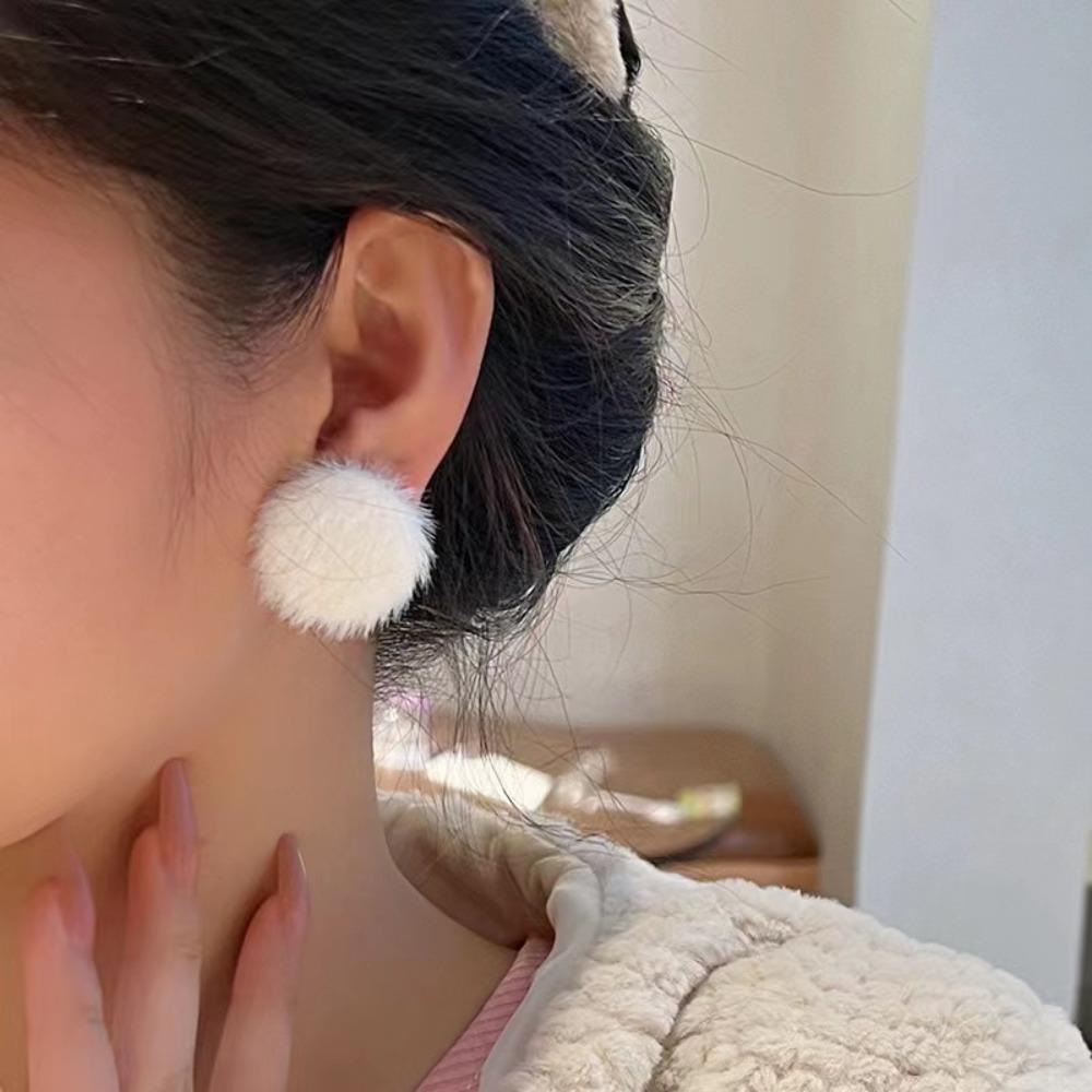 New Korean Geometric Rhombus Heart-shaped Plush Stud Earrings for Women Cute Temperament Girlish High-end Earrings Jewelry Gift