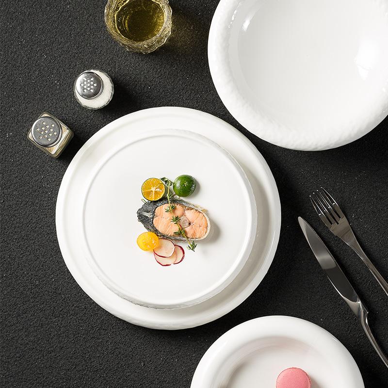 Hotel serving plate White porcelain plates Western tableware with artistic conception on the plate Restaurant circular deep dish